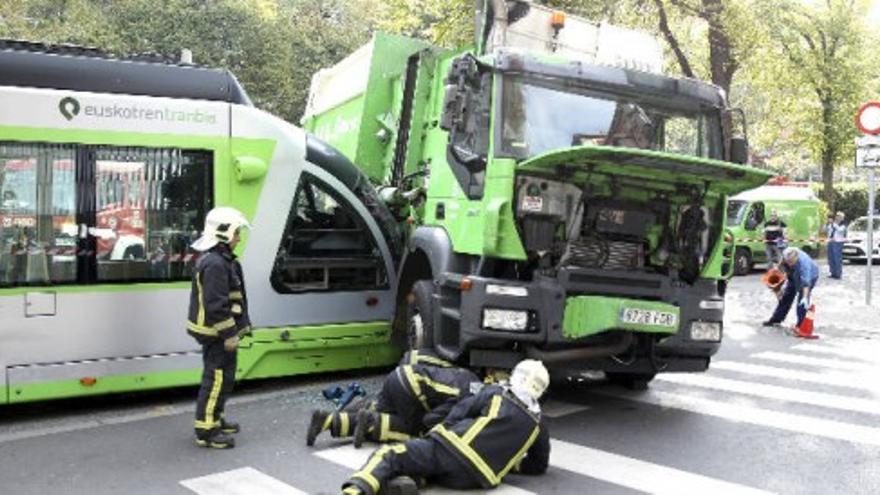 Siete heridos al chocar el tranvía de Bilbao con un camión de la basura