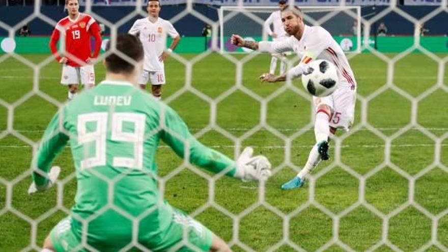 Sergio Ramos marcant un dels dos gols de penal que va aconseguir ahir a Rússia.