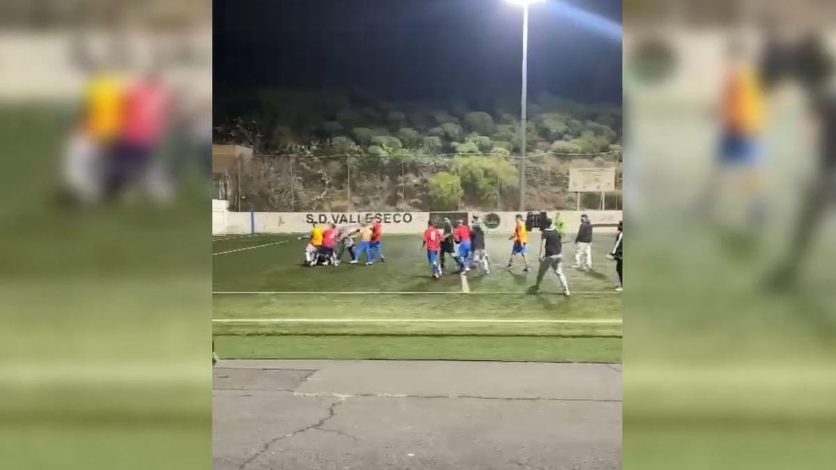 Pelea en un campo de fútbol de Santa Cruz