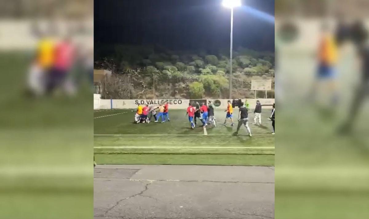 Frame de la pelea entre jugadores y aficionados del Valleseco y El Tranvía