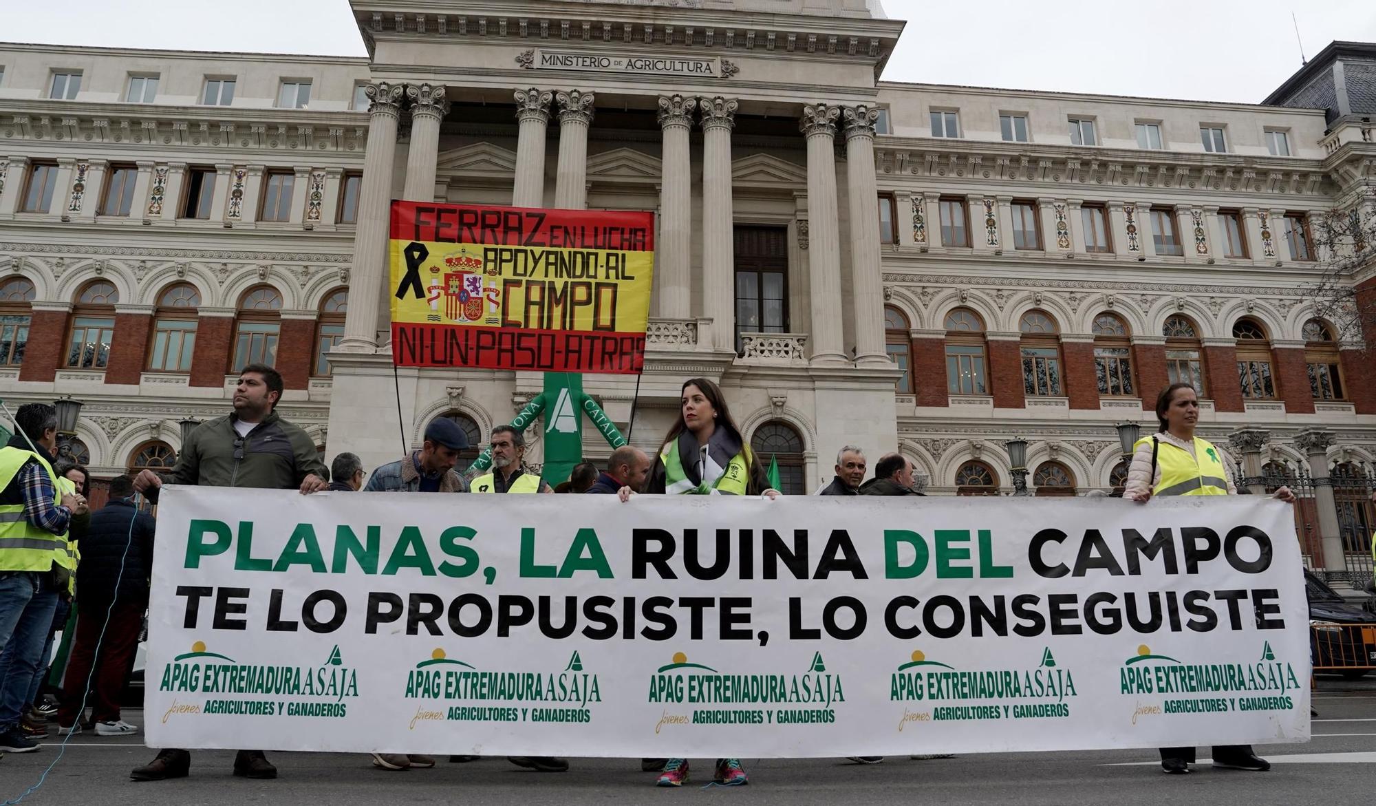 Agricultores protestan frente a la sede del Ministerio, en imágenes