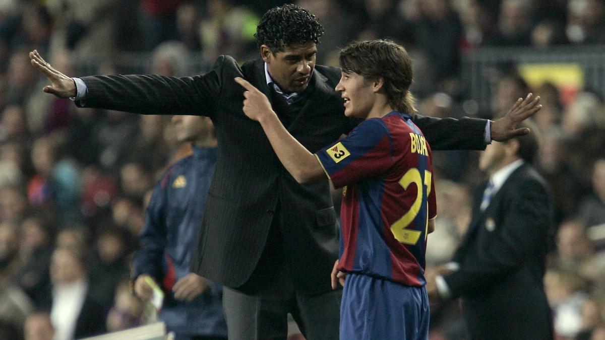 Rijkaard da instrucciones a Bojan antes de entrar en el FC BARCELONA-RECREATIVO