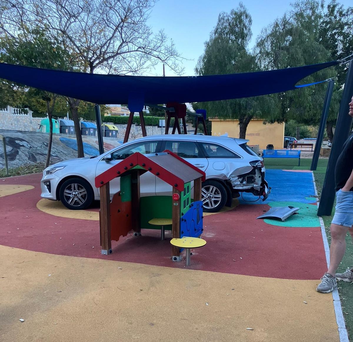 El coche en mitad de la zona de juegos infantiles