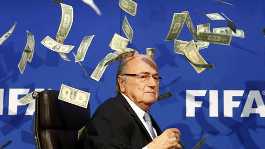 Blatter, rodeado de billetes lanzados por el cómico Lee Nelson.