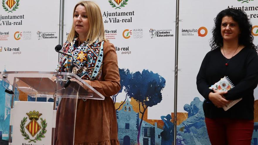 La concejala Silvia Gómez y la agente del área, Ana Moltó, han presentado la programación de la Escuela de Igualdad de Vila-real.