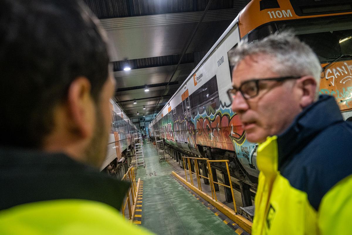 Proceso de limpieza de grafitis e instalación de vinilos en trenes de Rodalies.