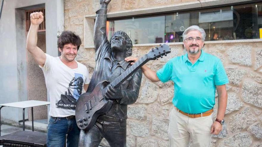 Suso Santamaría (izda.) y el alcalde de Boiro, Juan Dieste, junto a la estatua del músico. // PixelinPhoto