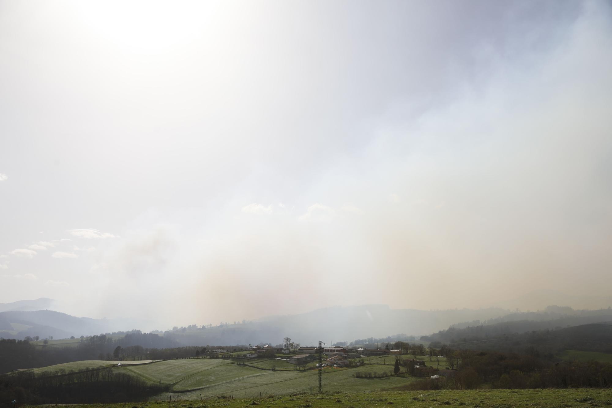 Las imágenes del preocupante incendio en Tineo