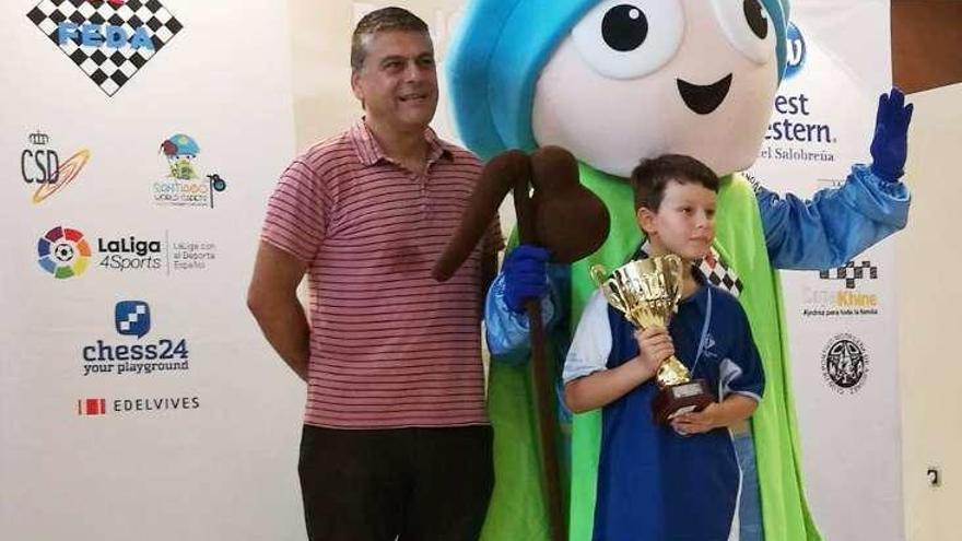 El joven ajedrecista muestra su trofeo.  // Iñaki Osorio