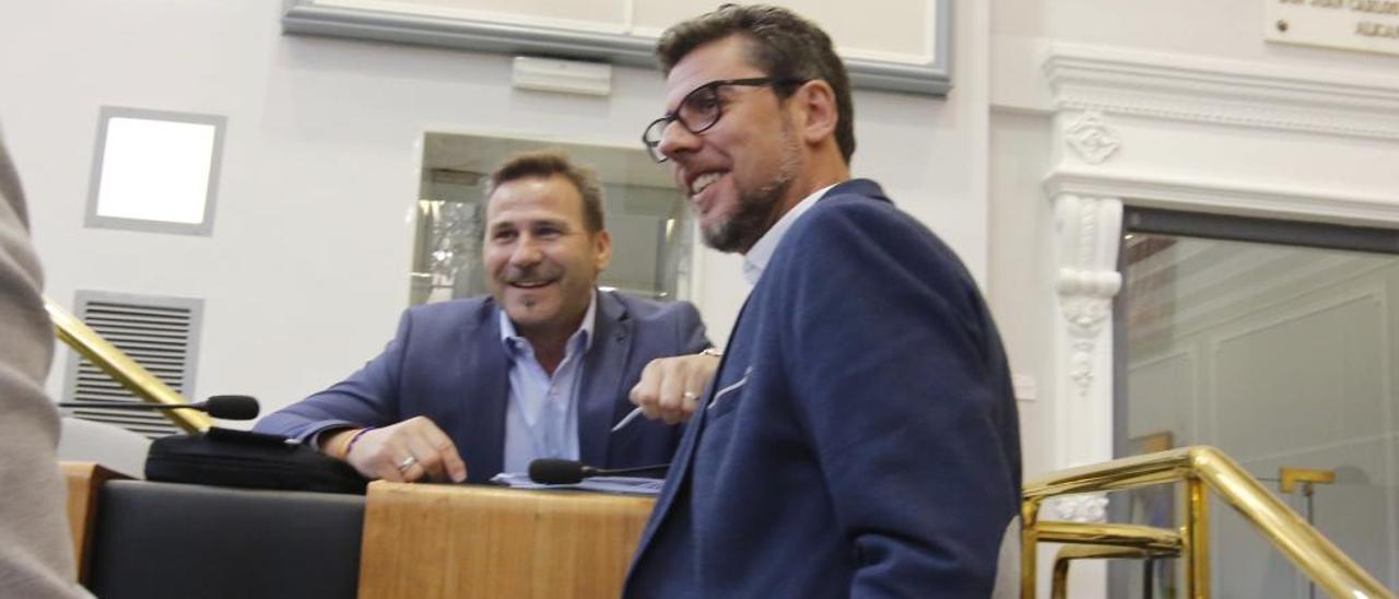 El diputado del PP Alejandro Morant y el de Ciudadanos Javier Gutiérrez en el último pleno.