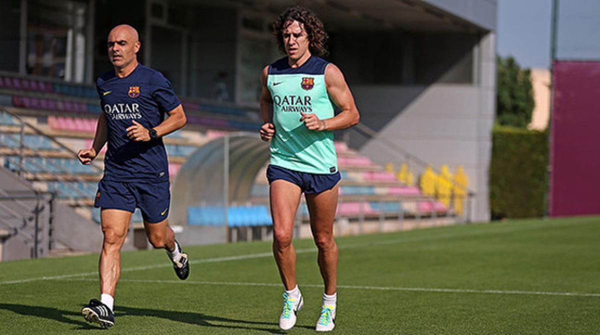Puyol, amb el recuperador Juanjo Brau, al camp de la ciutat esportiva. Puyol, amb el recuperador Juanjo Brau, al camp de la ciutat esportiva.
