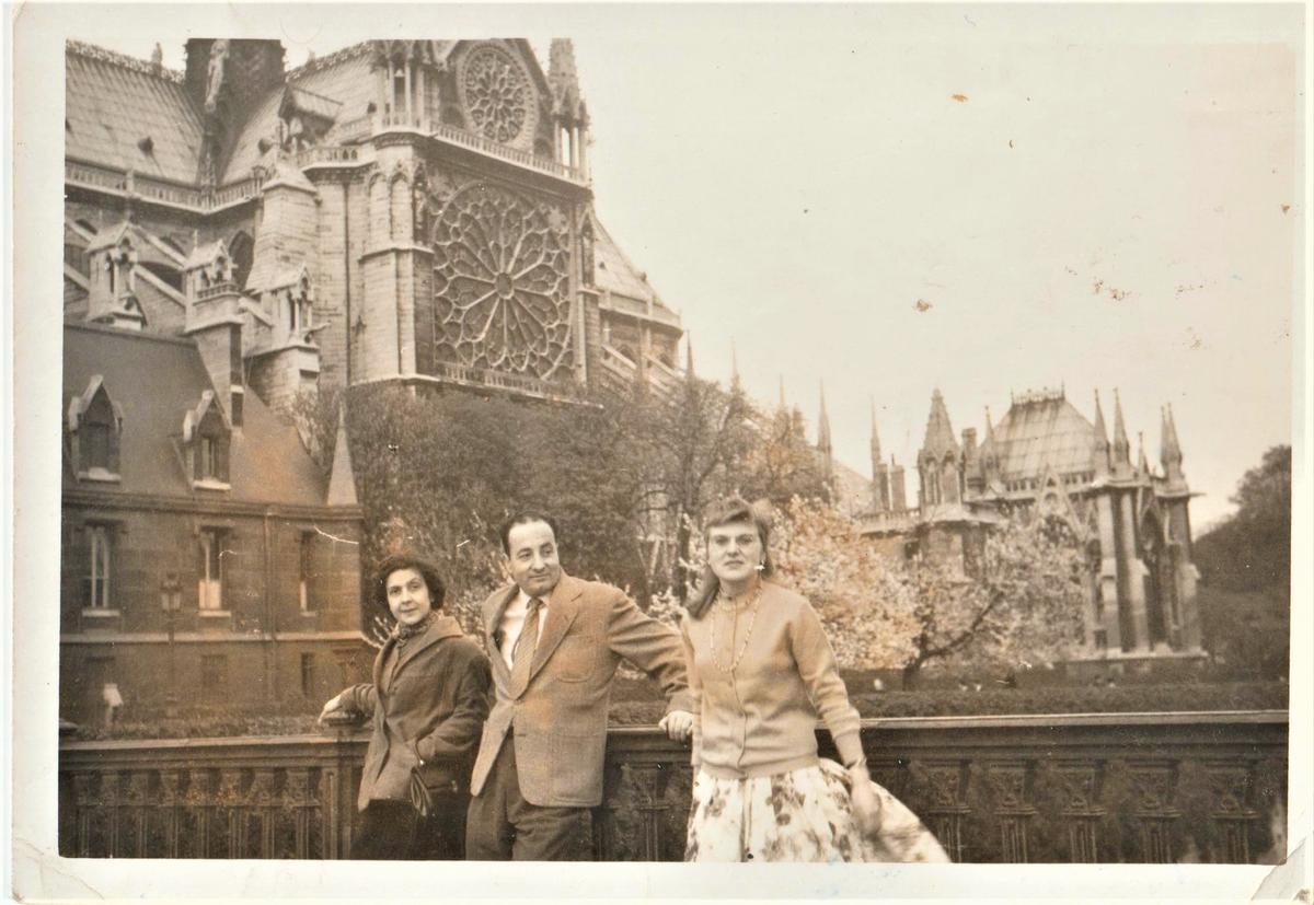 Palau Ferré, ante Nôtre Dame, en París, en 1957.