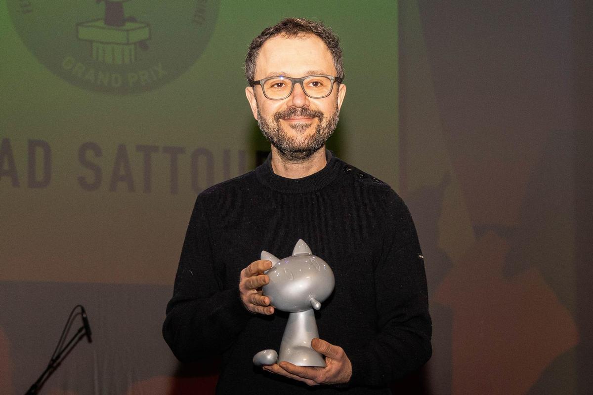 El dibujante franco sirio Riad Sattouf, con el galardón que lo acredita como ganador del Gran Premio del festival de cómic de Angulema.