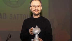 El dibujante franco sirio Riad Sattouf, con el galardón que lo acredita como ganador del Gran Premio del festival de cómic de Angulema. 