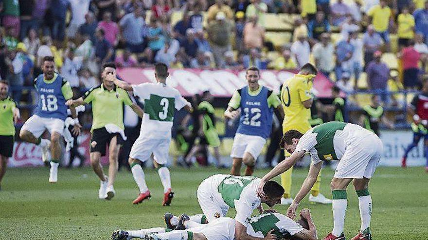 Los jugadores del Elche celebran el ascenso a Segunda.