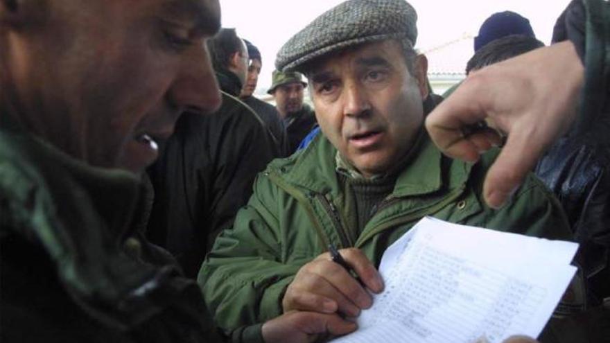 Un grupo de cazadores preparados para desarrollar una batida al lobo en la provincia de Zamora.