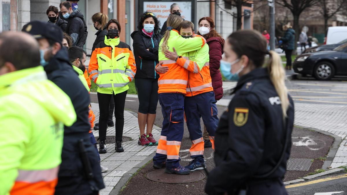 Homenaje de sus compañeros al técnico de ambulancia fallecido en Gijón