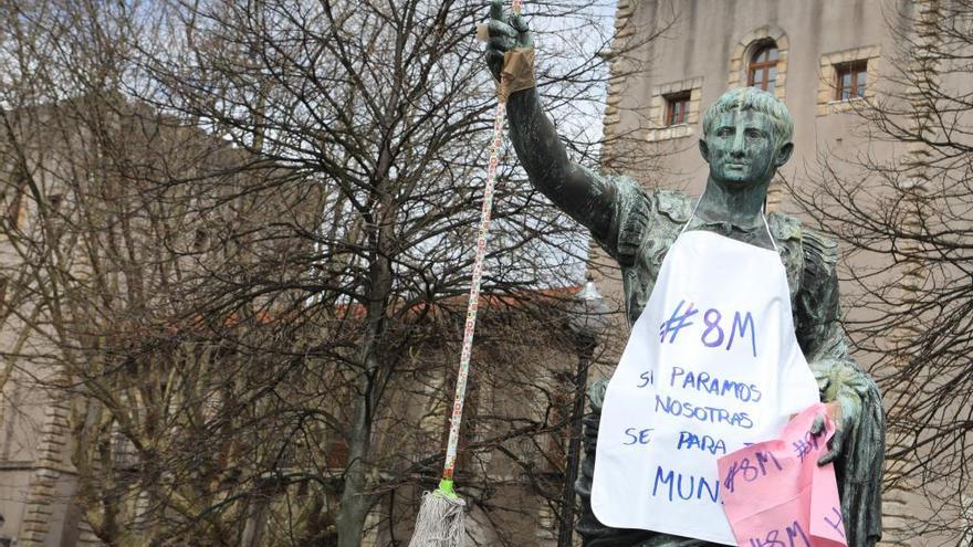 Las estatuas masculinas de Gijón, con fregona y delantal por la huelga feminista