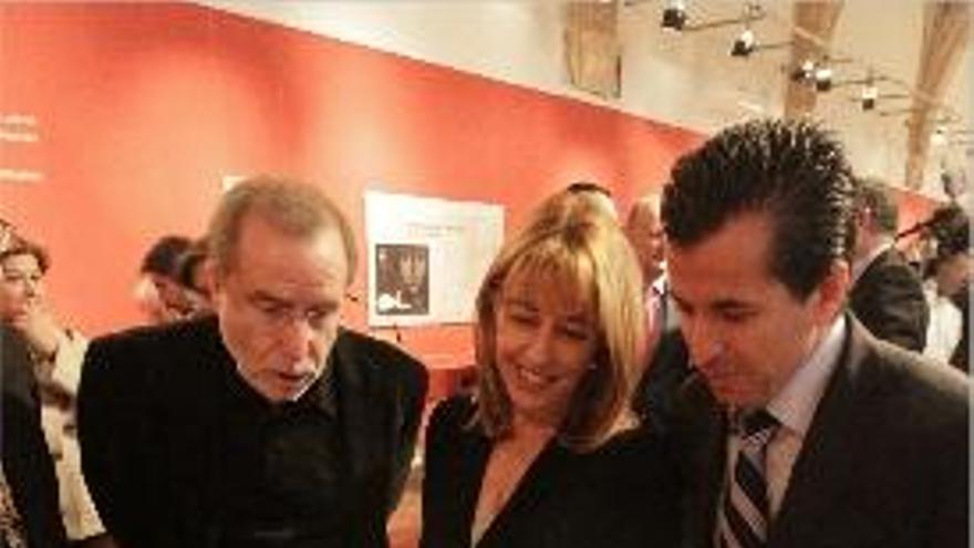 Boix, Trinidad y Rafael Miró, ante el libro de la Hispanic.