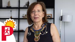 Montserrat Tura, que tras ser consellera se incorporó de nuevo al mundo sanitario en el Hospital de Palamós, fotografiada en su casa de Mollet.