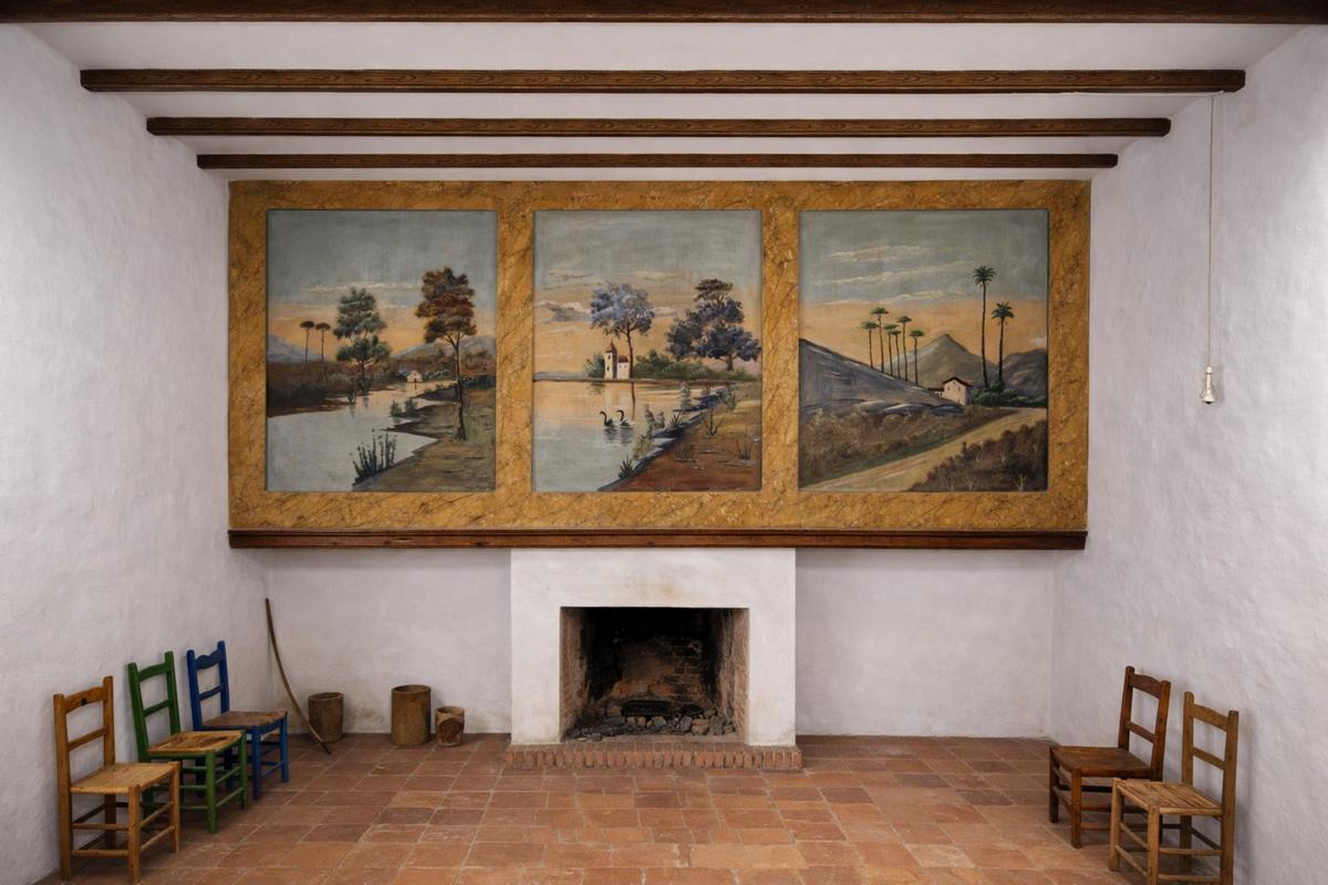 Pinturas murales en un salón doméstico de una casa humilde.