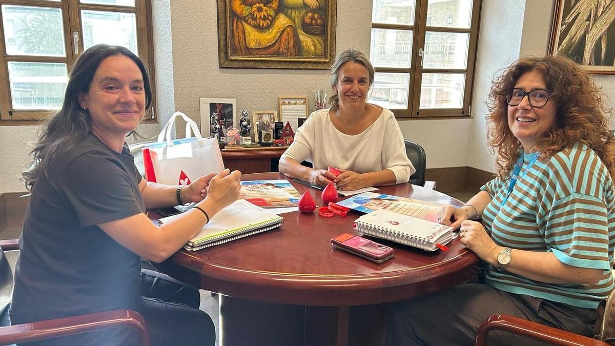 Troitiño y Pena con la coordinadora de ADOS.