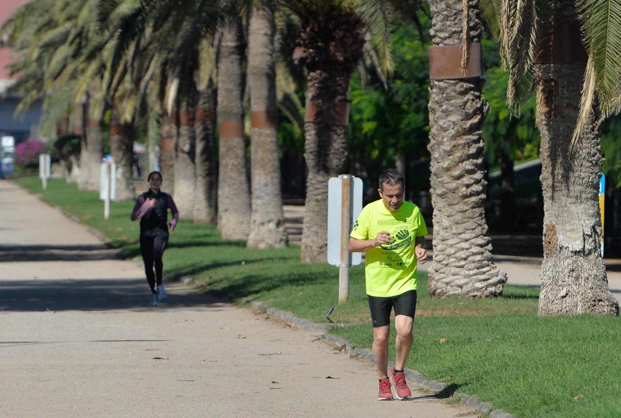 Gente haciendo deporte en Parque Romano tras el cierre de gimnasios e instalaciones deportivas