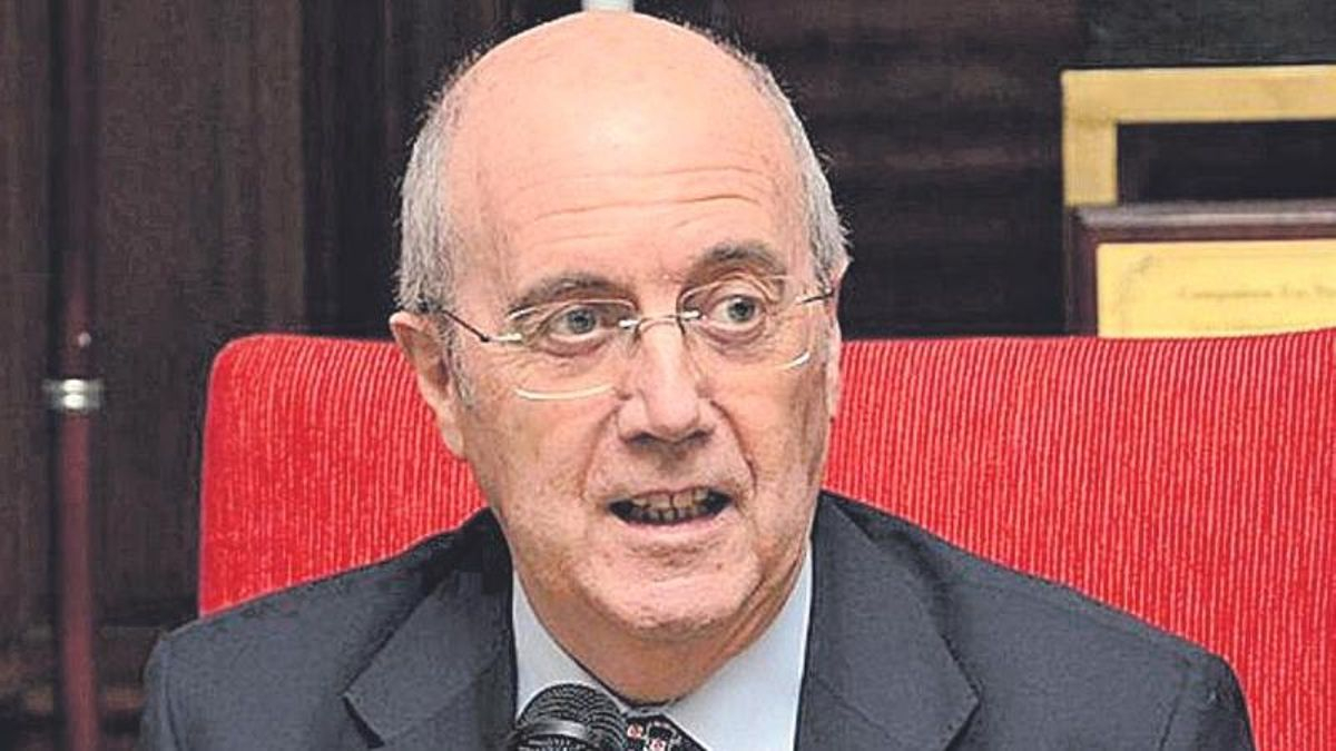 El profesor Ángel Luis Pujante durante una conferencia.