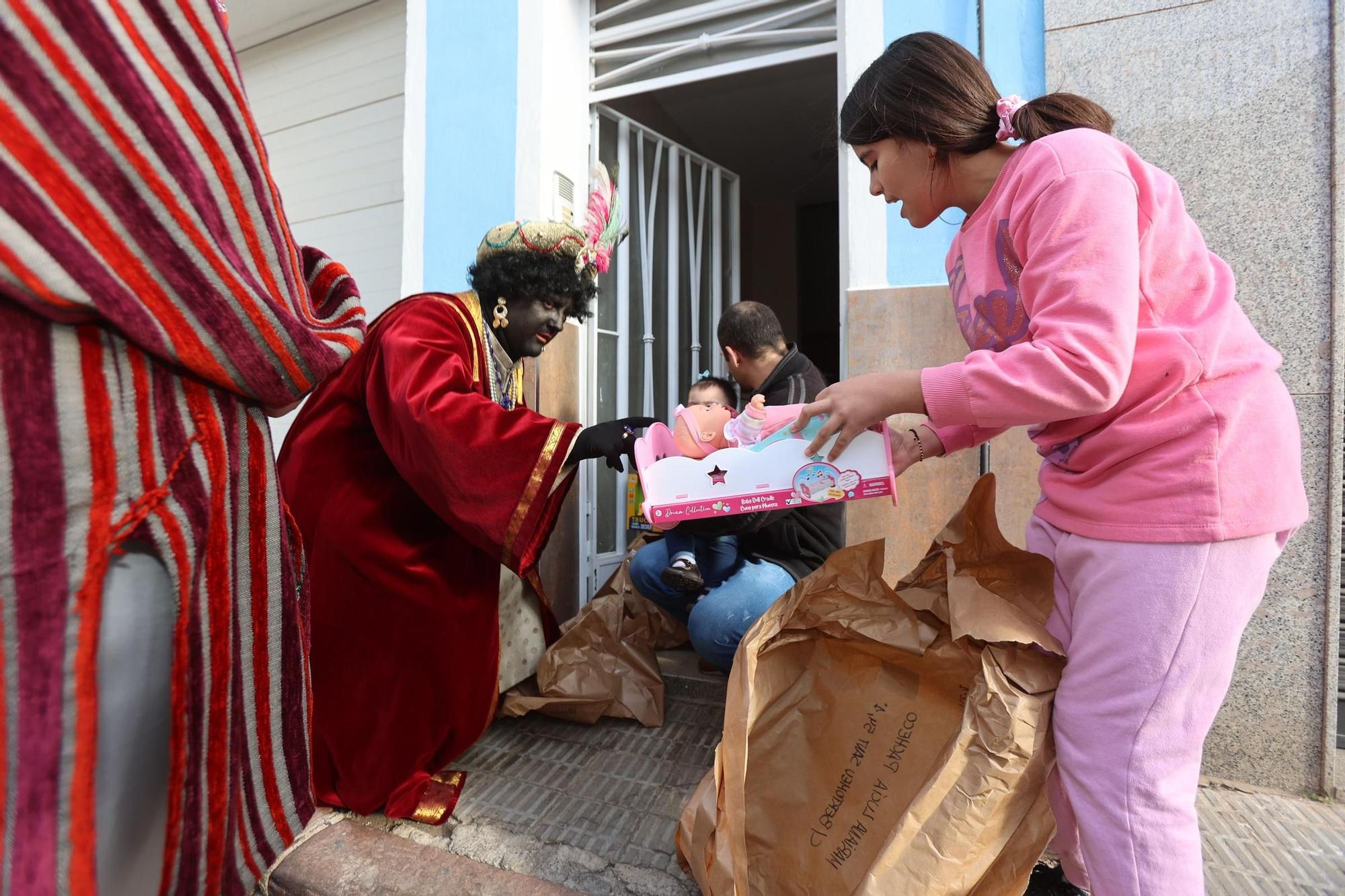 Los Reyes Magos entregan los regalos casa por casa en Vila-real