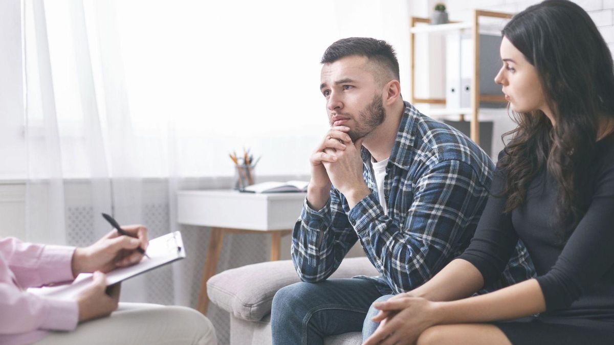 Una pareja habla con su terapeuta durante una sesión.