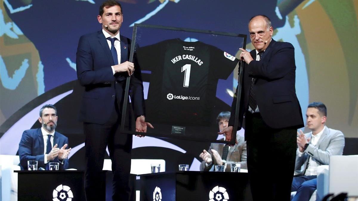 Casillas y Tebas, en el acto de presentación del portero del Oporto como icono de la Liga.