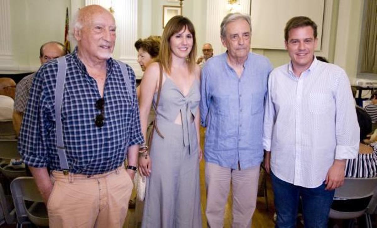 Manuel Vicent, la nueva edil de Cultura, Raquel Caballero; Artur Heras y el alcalde de Xàtiva, Roger Cerdà, ayer en la Casa de Cultura.