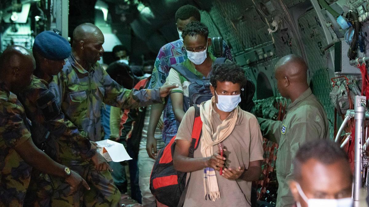 Ciudadanos de Kenia y de Somalia son evacuados en avión desde Jartum, la capital de Sudán