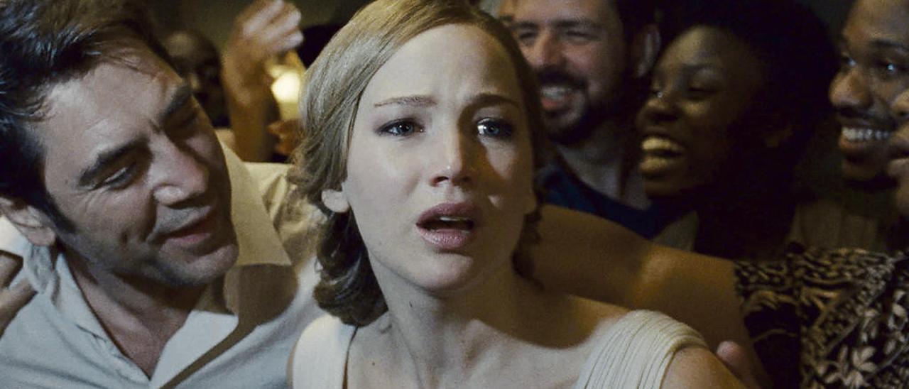 Jennifer Lawrence y Javier Bardem, en una imagen de &quot;Madre!&quot;, que se estrena hoy en España. // Paramount