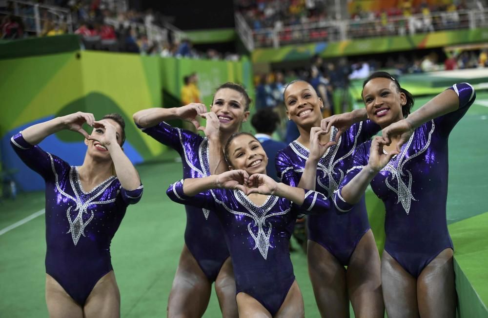 El equipo brasileño de gimnasia artística, tras un ejercicio.