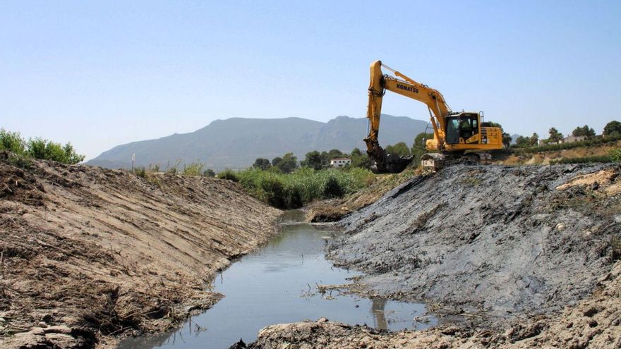 Obras de la CHS en la rambla de Agua Amarga en Cieza, que se desbordó por varios puntos en la dana de octubre. | CHS