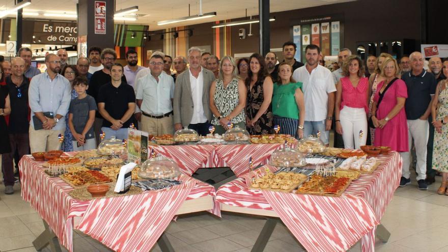 Productores y proveedores locales, presidentes de las DO/IGP, autoridades y responsables de Eroski, ayer en la presentación de la campaña. | EROSKI