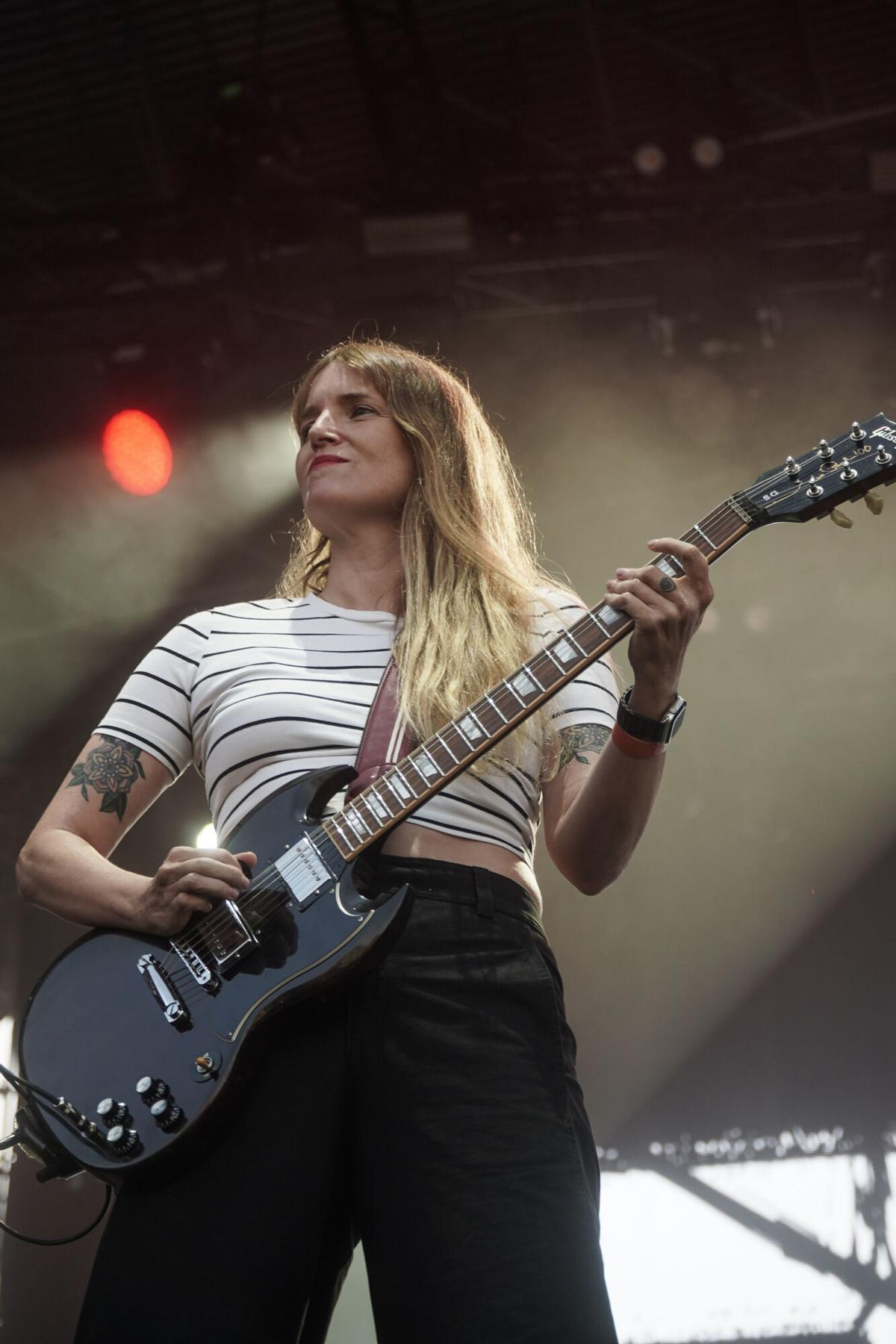 El dúo gallego formado por Anxela Baltar (guitarra y voz) y Violeta Mosquera (batería y voz) tomaron el escenario de la playa en la primera jornada del Festival Noroeste en Riazor. El dúo gallego formado por Anxela Baltar (guitarra y voz) y Violeta Mosquera (batería y voz) tomaron el escenario de la playa en la primera jornada del Festival Noroeste en Riazor.