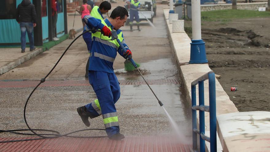 Operarios de Limasa trabajando en la limpieza de playas.