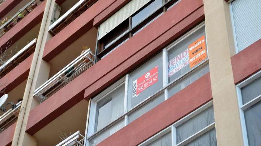 Un cartel anuncia la venta de una vivienda de segunda mano en Pontevedra. // Gustavo Santos