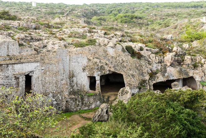 La necrópolis de Cala Morell, el lugar donde han reposado los restos de los menorquines originales