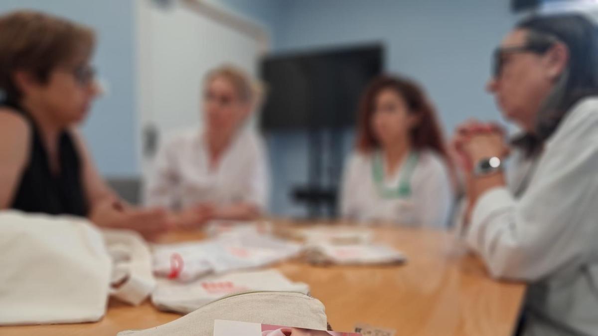 Reunió de presentació i entrega dels primers kits de mama als professionals de l'Hospital de Figueres.