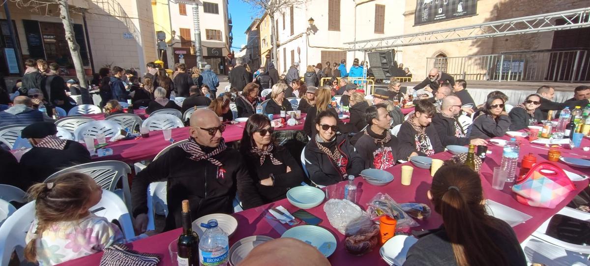 Numerosos comensales participan en la esperada comida de 'aguiat de pilotes'.