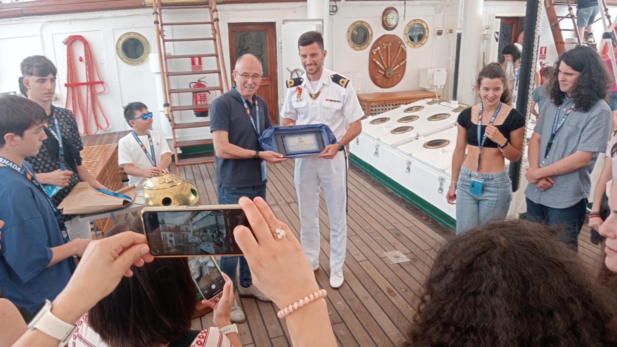 Los estudiantes del instituto de Vegadeo son recibidos en el “Elcano”