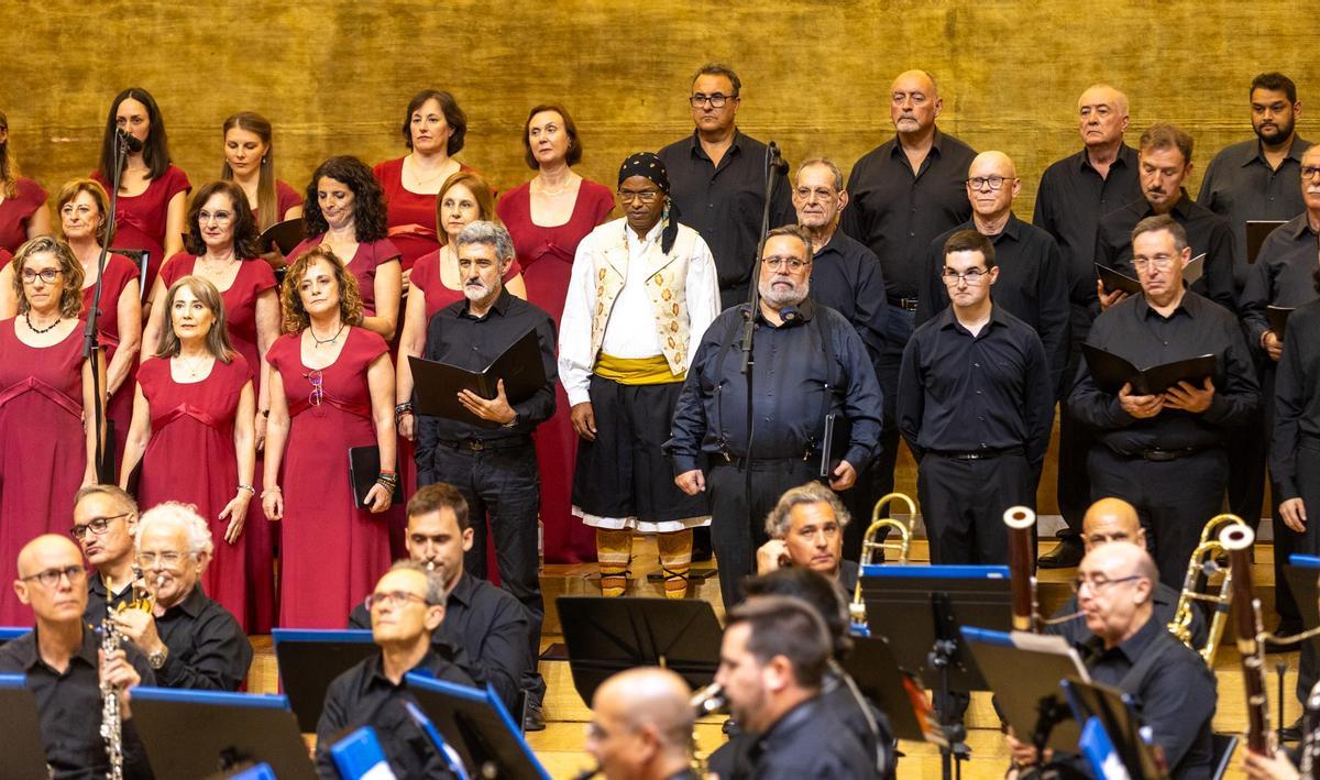 Música y fuego se dan la mano en el concierto de Hogueras de INFORMACIÓn