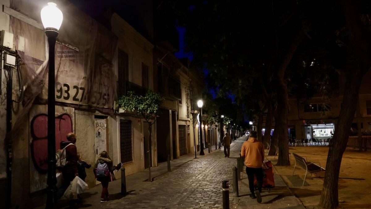 Farolas encendidas en una calle de Barcelona.