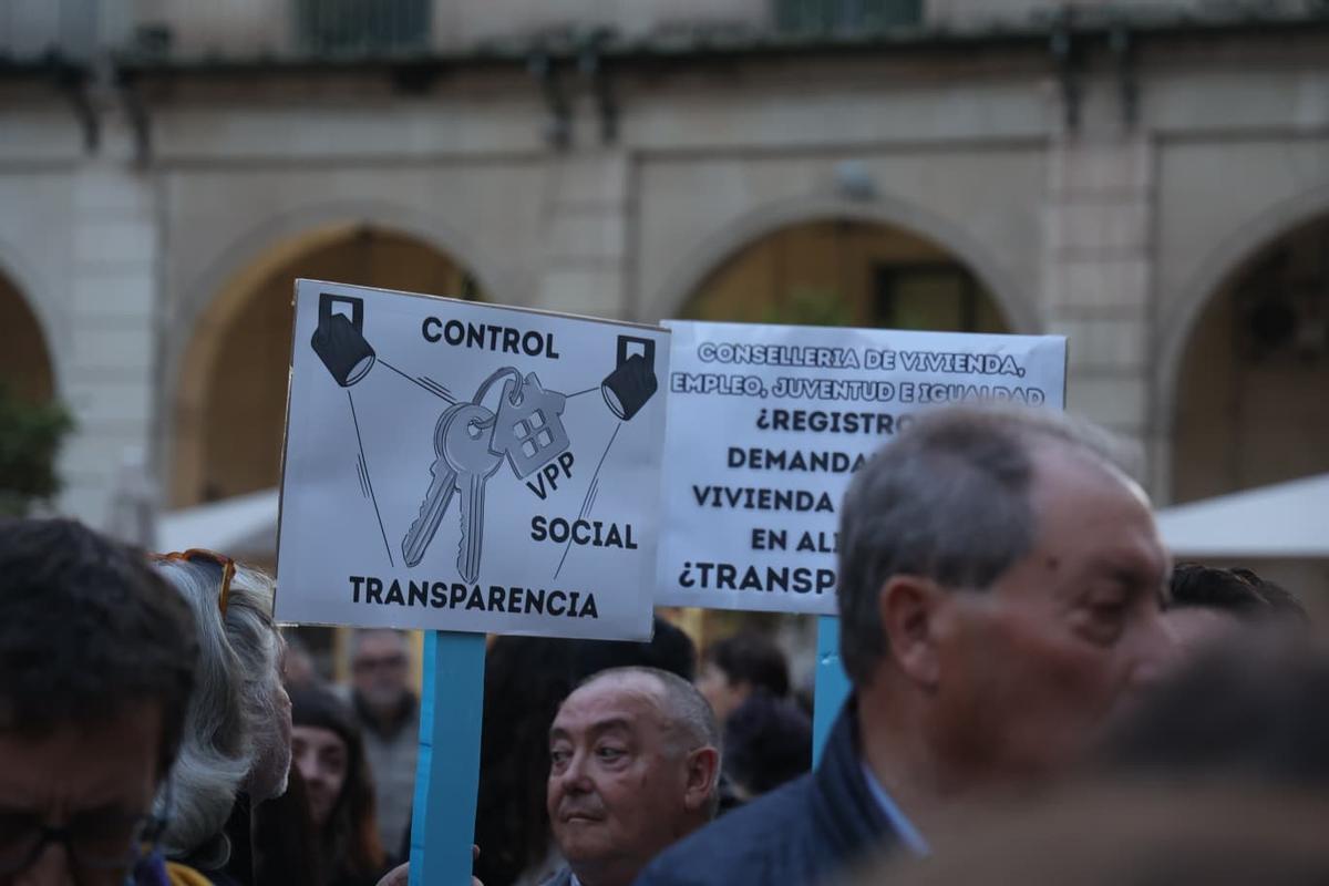Protesta frente al Ayuntamiento de Alicante por las VPO