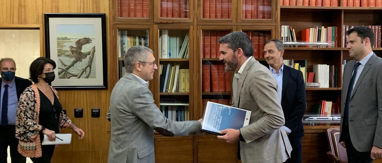 El consejero Antonio Luengo saluda al secretario de Estado Hugo Morán, esta mañana.