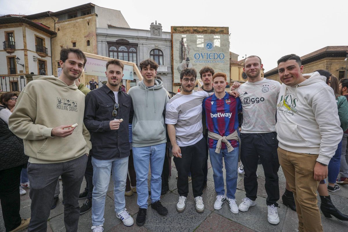 Así fue la cata de marcas asturianas de queso en la plaza de la Catedral 