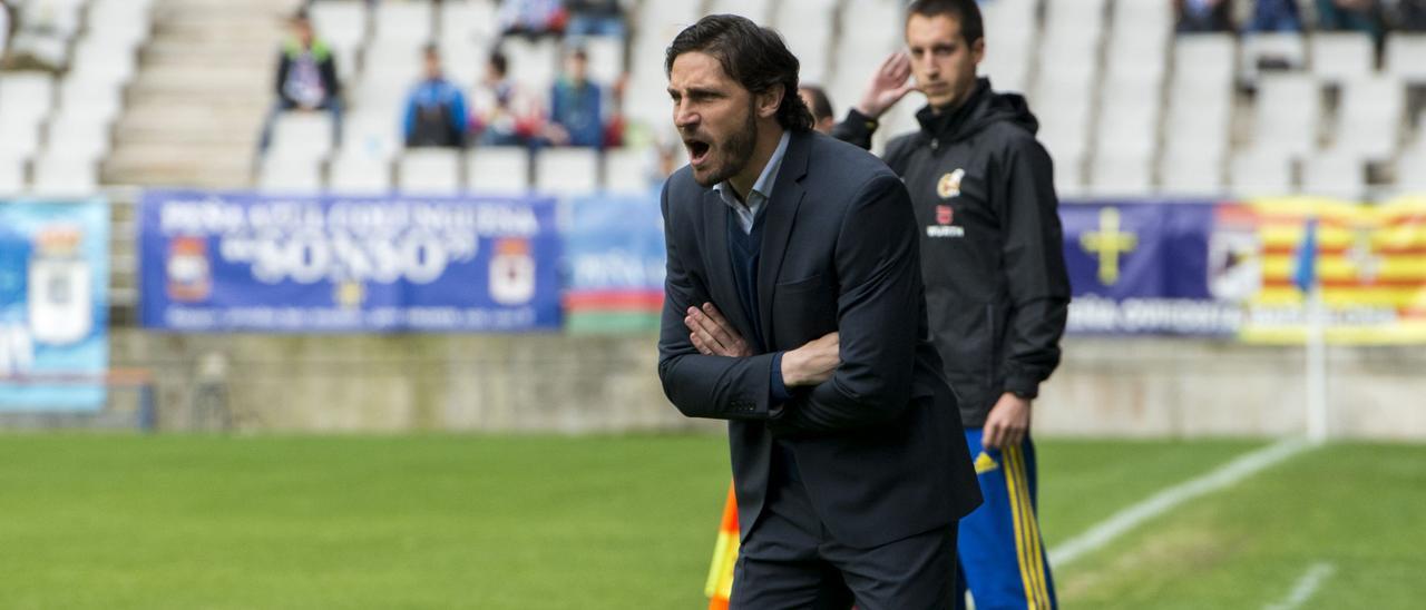 Generelo, como entrenador del Oviedo en un partido en el Tartiere